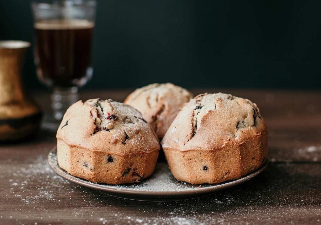 Cookies with chocolate cubes without white sugar