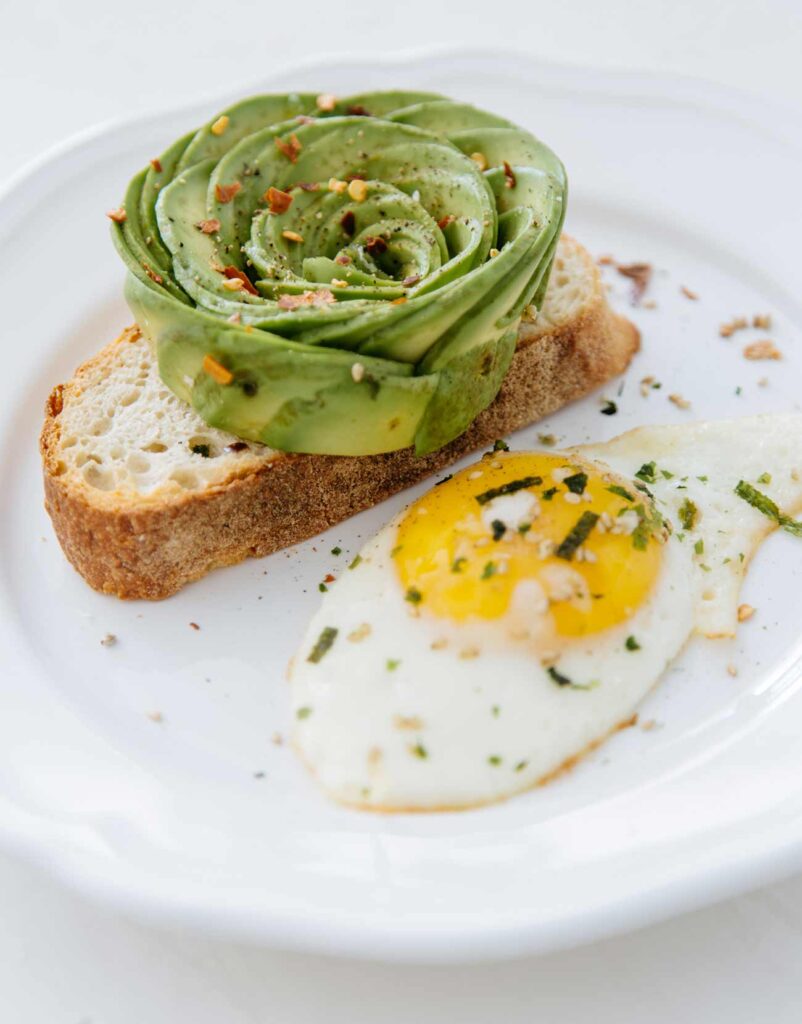 Avocado toast with spinach, egg and tomatoes